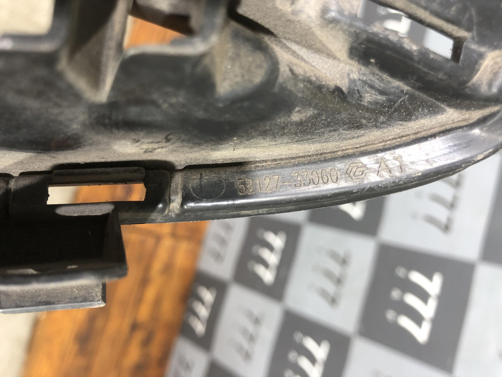 Решетка переднего бампера Toyota Camry (XV50) 14-18 Б/У Оригинал 5212733060