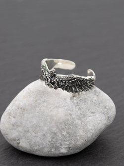 Фотография кольца из серебра Ангел-хранитель в молитве