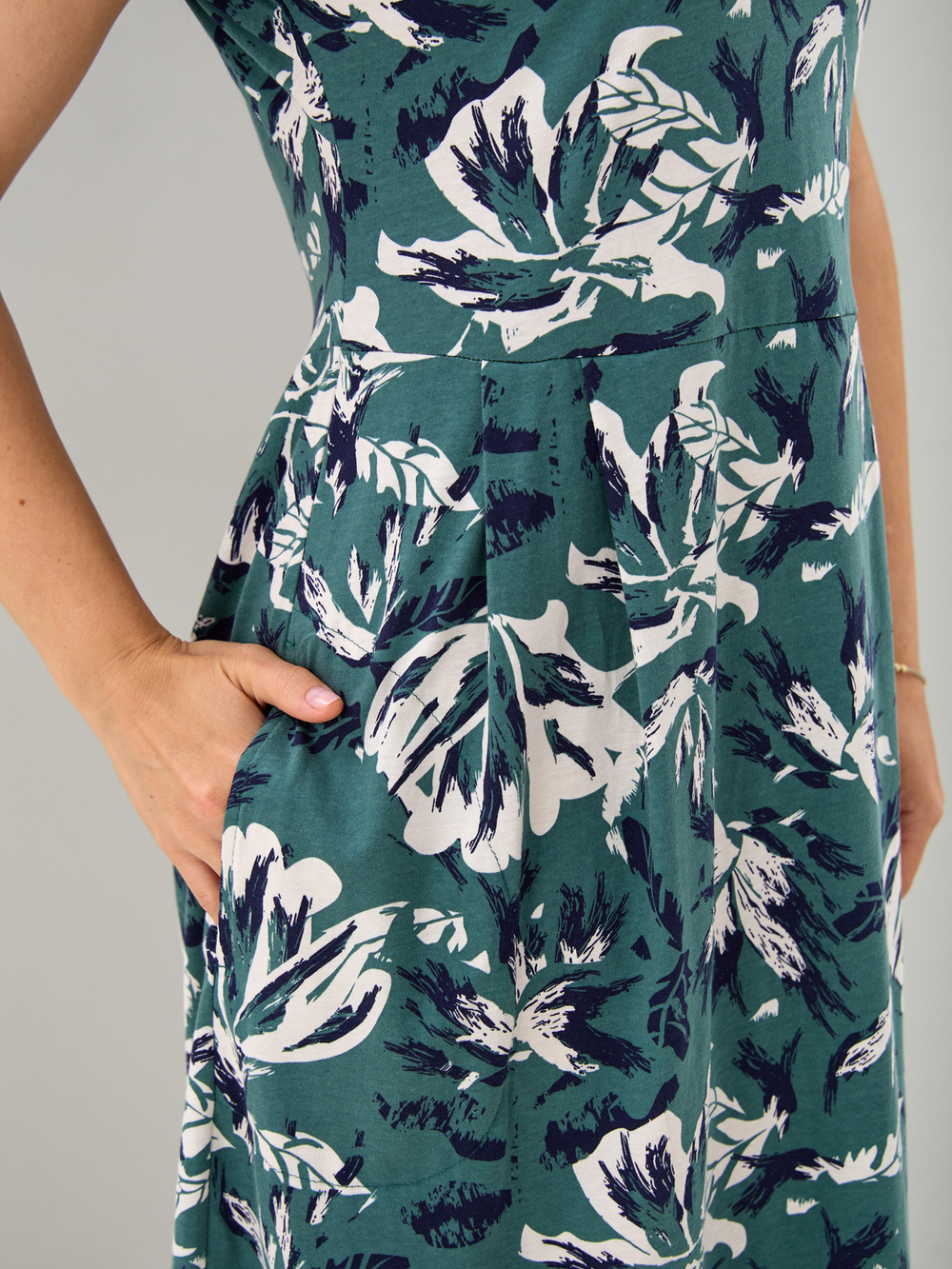 Платье П-026/зеленый-цветыабстракция