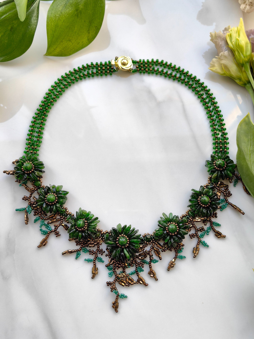 Колье: "Цветы" ручной работы из бисера с камнем Хромдиопсид