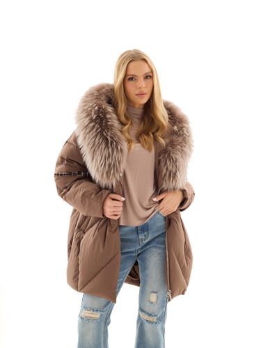 Удлиненный шоколадный пуховик с объемным капюшоном и мехом енота