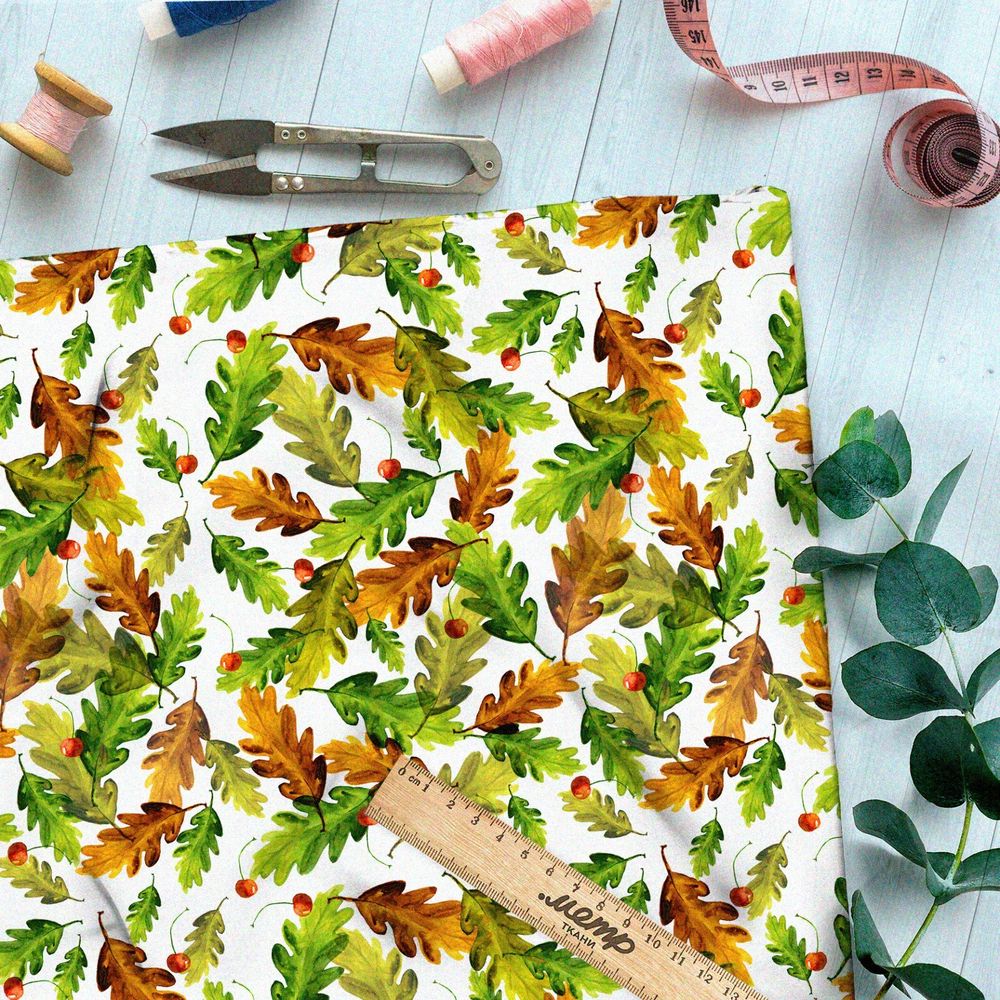 Ткань поплин желтеющие листья дуба и вишня на белом фоне