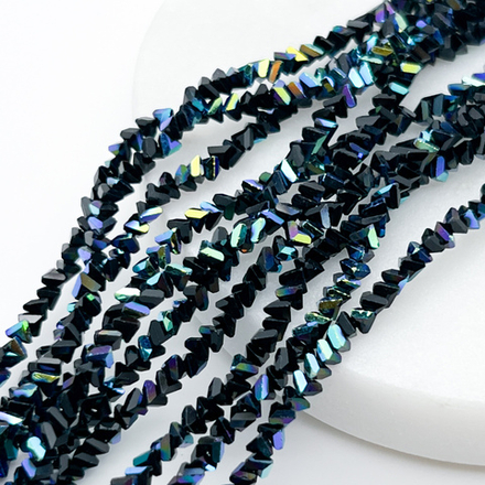 Бусина Треугольник, стекло, цвет черный хамелеон, размер около 2,5*3,5 мм, цена за нить 28 см