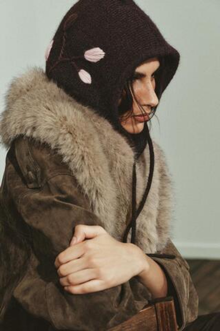 ZARA ТРИКОТАЖНЫЙ КАПЮШОН С ВЫШИВКОЙ ЦВЕТОВ, КОРИЧНЕВЫЙ