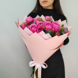 Букет из ароматных пионовидных кустовых роз и эвкалипта