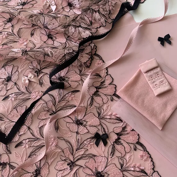 Вышивка на сетке розовая/черная 23 см