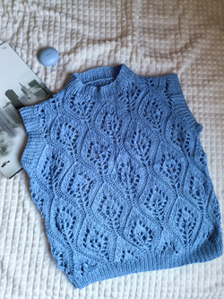 Безрукавка ажурная ручной работы "Тюльпаны"