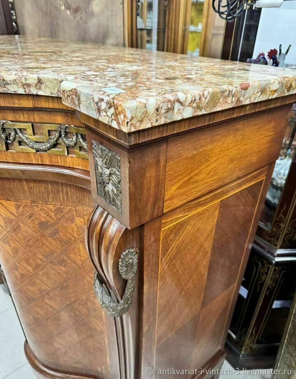 Старинный большой комод с мрамором