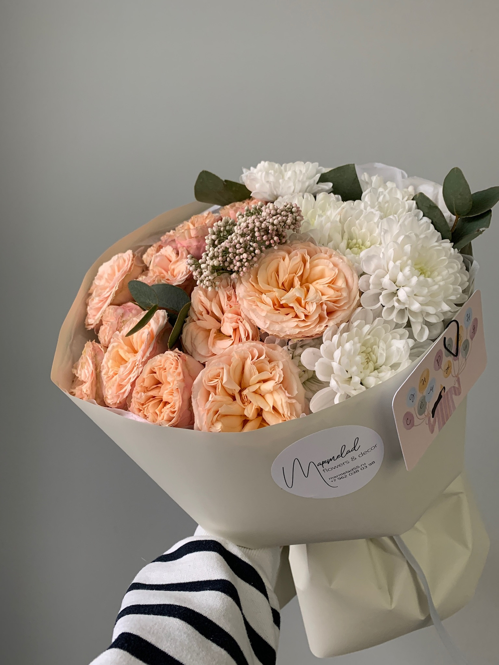 Букет из хризантем, кустовых пионовидных роз и зелени эвкалипта
