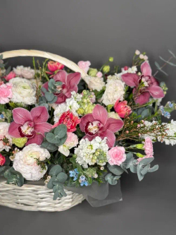 Корзина весенняя с ранункулюсами