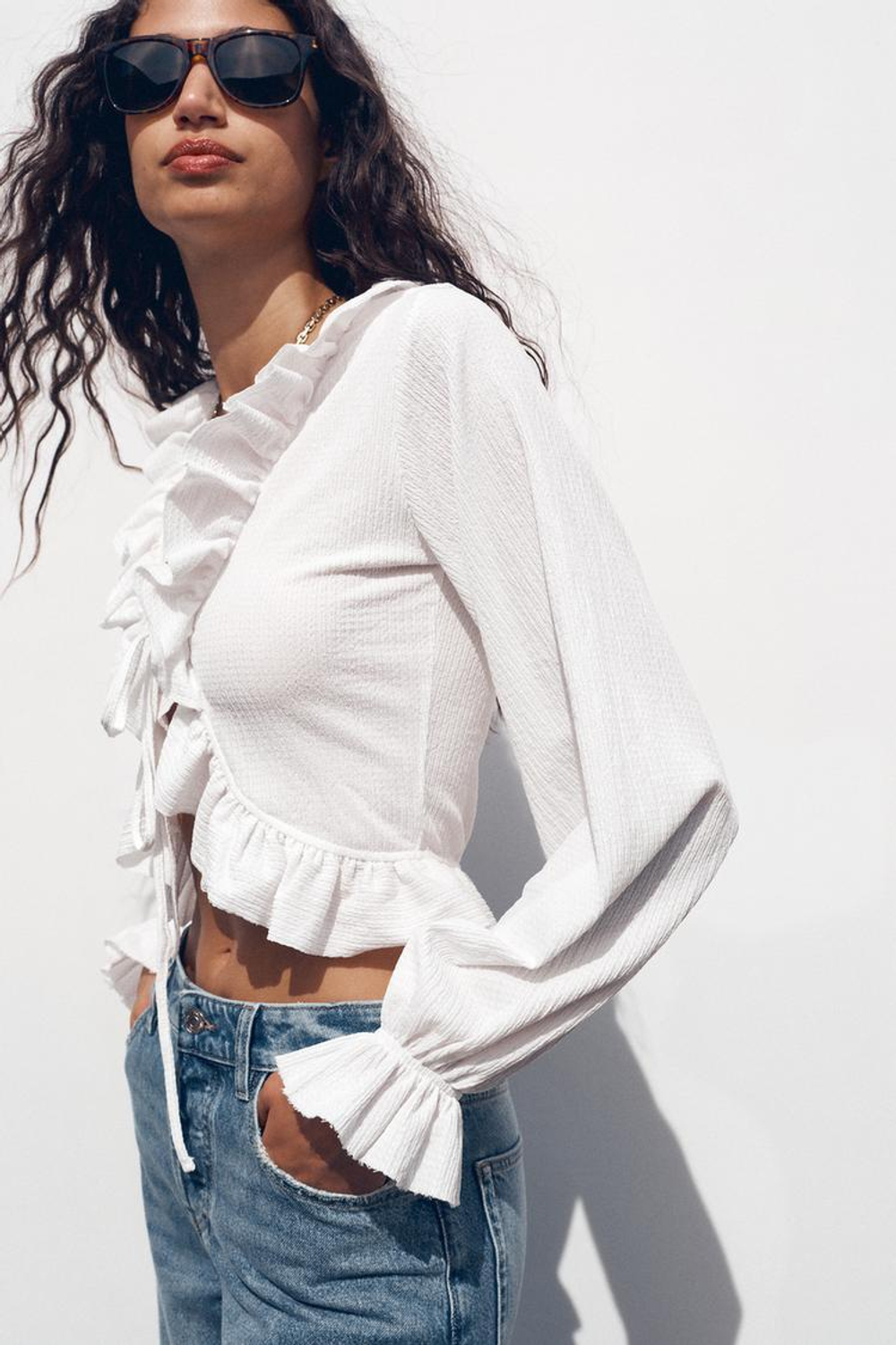 ZARA ТОП С ВОЛАНАМИ И V-ОБРАЗНЫМ ВЫРЕЗОМ, БЕЛЫЙ