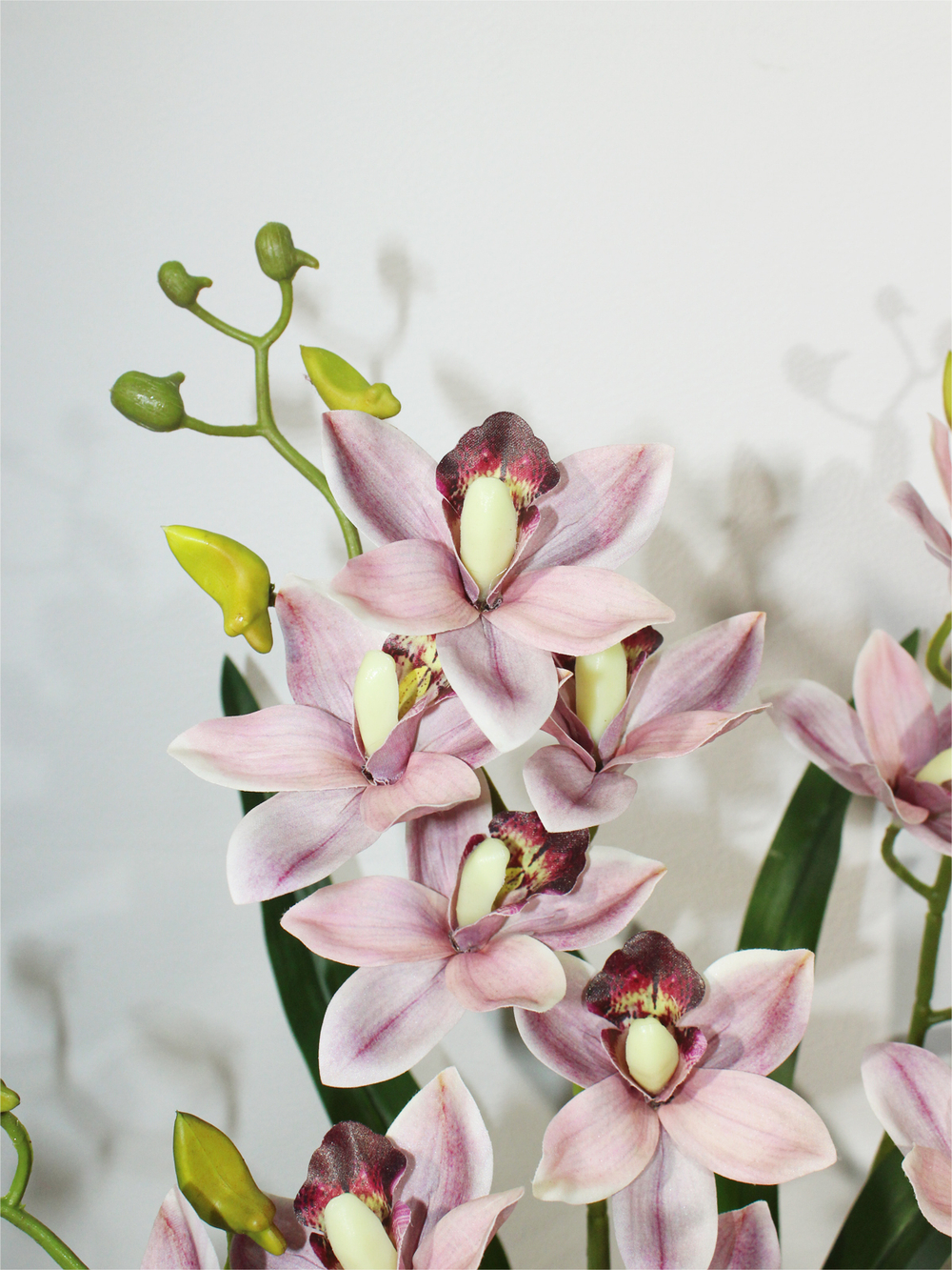 Орхидея Дендробиум 4 ветки лиловая в белом кашпо
