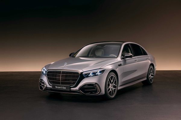 Mercedes-Benz S-Class 2026: рестайлинг флагмана — Superscreen, заднее подруливание и AMG на 791 л.с. Mercedes-Benz S-Class 2026: рестайлинг флагмана — Superscreen, заднее подруливание и AMG на 791 л.с.