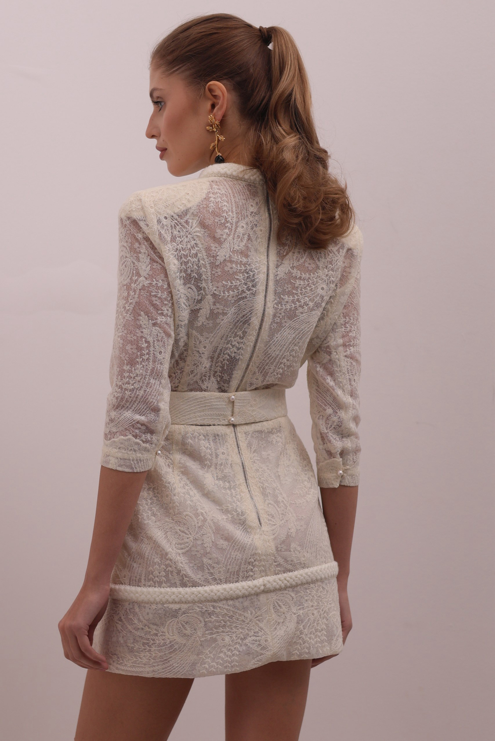 Кружевное платье с длинным рукавом мини