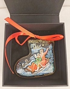 Ёлочная игрушка Валенок с росписью Палех "Катание на салазках"