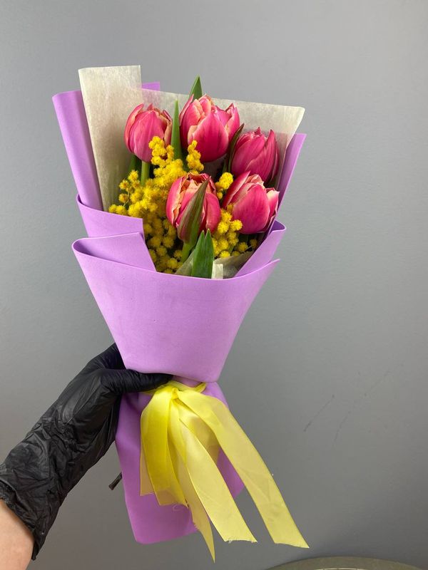 Букет из тюльпанов и мимозы