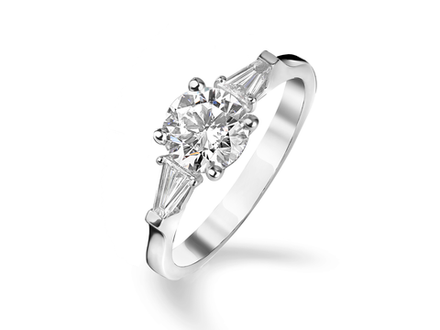 Кольцо с центральным бриллиантом массой 1.0 ct и бриллиантами в форме багет