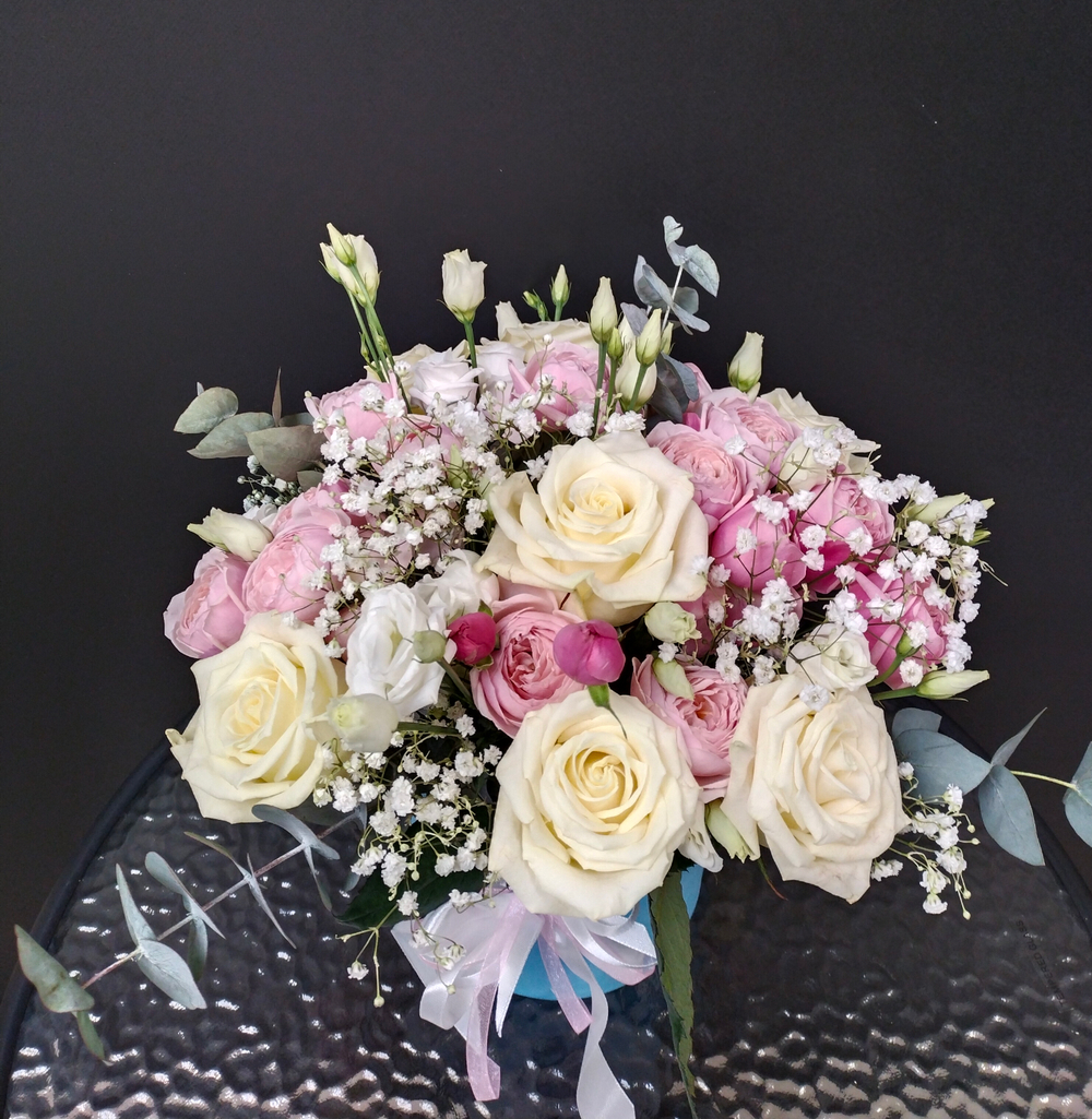 Коробочка роз с эустомой и гипсофилой