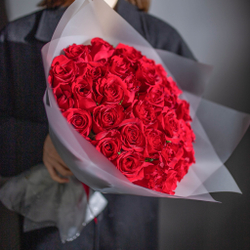 Букет 35 роз Кения 40 см в пленке красные