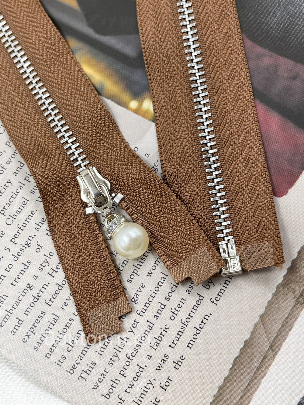 Молния коричневая серебро жемчуг