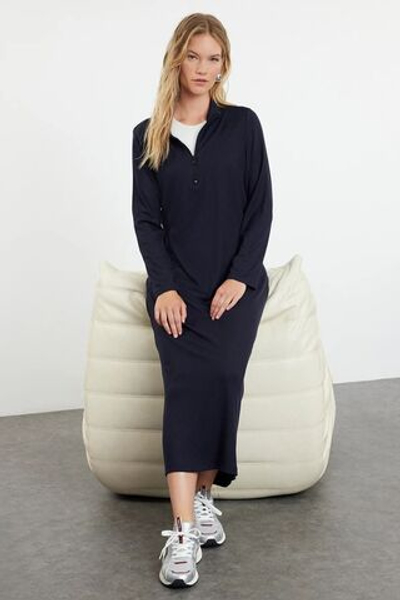 Темно-синее трикотажное платье с застежкой-молнией и воротником TCTSS24EB00219