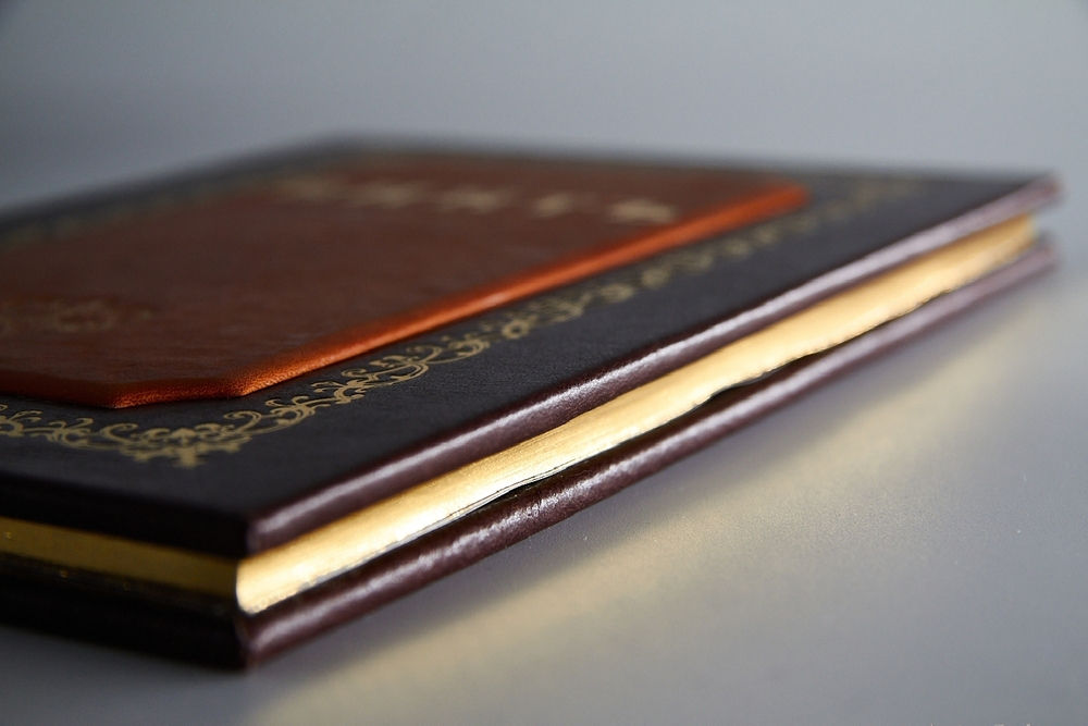 "Винт (Во всех видах). Коммерческие карточные игры: полное собрание практических советов, законов и правил.". М. Шевляковский - подарочное издание