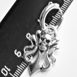 Серьга кольцо диаметр 10 мм "Череп на кресте" для пирсинга ушей. Медицинская сталь. Цена за штуку!