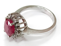 Ювелирное кольцо из серебра 925 пробы,вставка рубин,фианиты