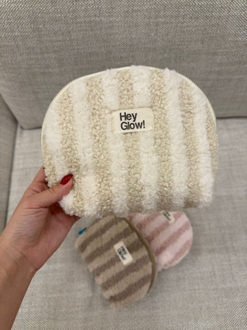 HEY GLOW  Плюшевая косметичка в полоску (коричнево-розово-молочную)