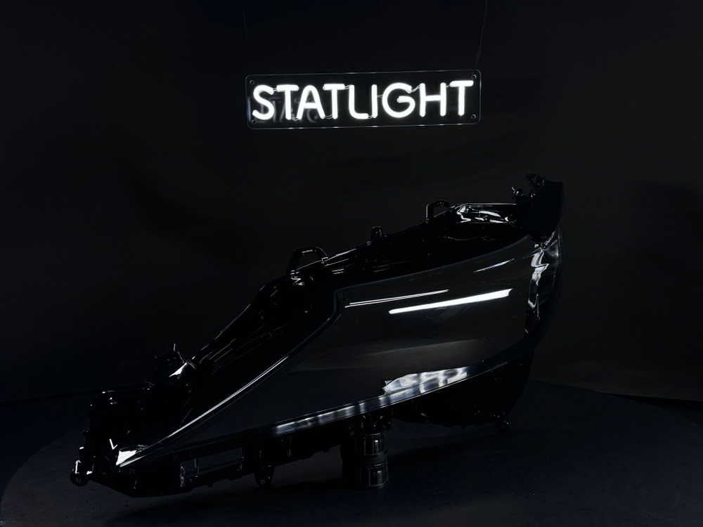 Левое стекло фары Toyota Camry XV70 2017-2020