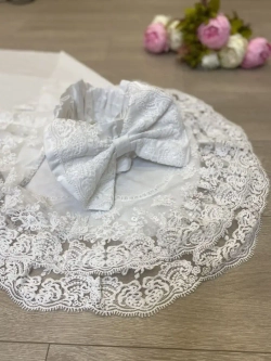 Кружевной уголок и бант на выписку