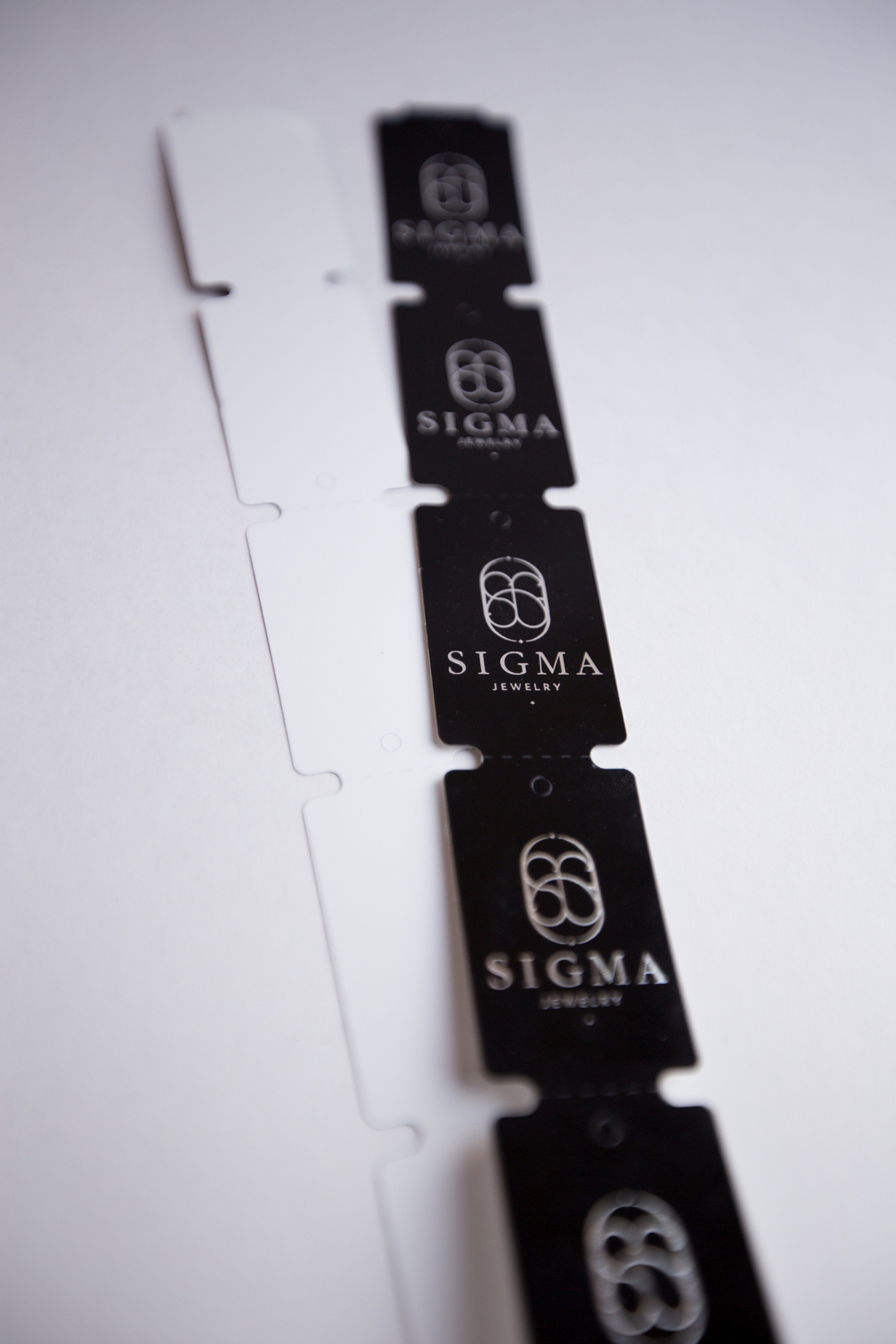 Печать серебряным цветом на черных бирках 30*50,8. от 500 шт