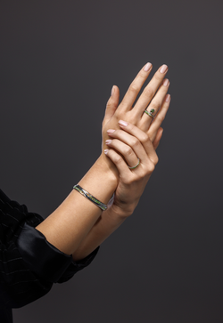 Браслет широкий из серебра со вставками из демантоидов