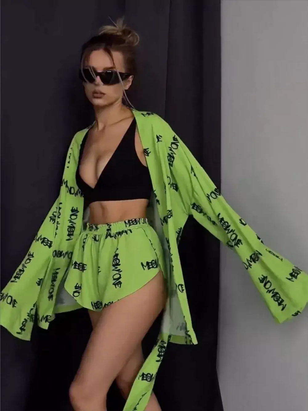 Костюм в пижамном стиле с шортами