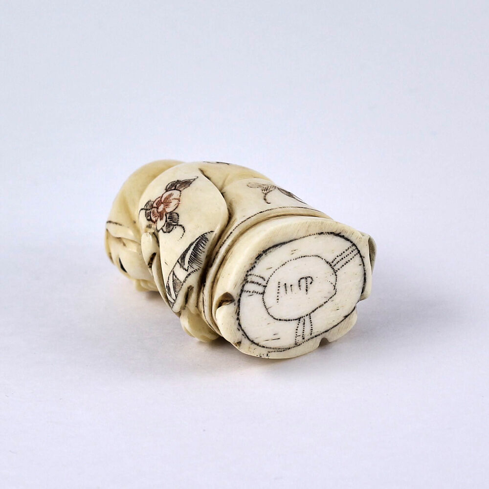 Нэцкэ Ребенок Карако с волшебным музыкальным инструментом