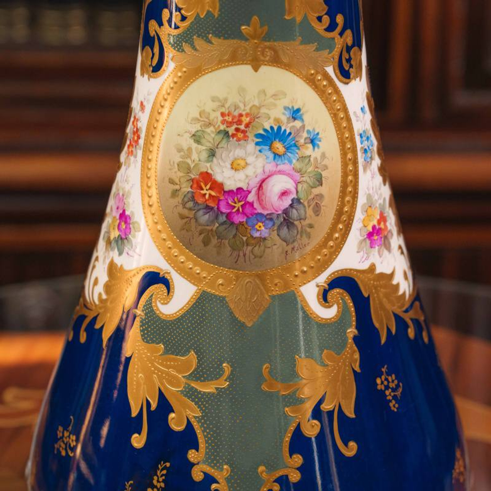 Парадная ваза с цветочными медальонами