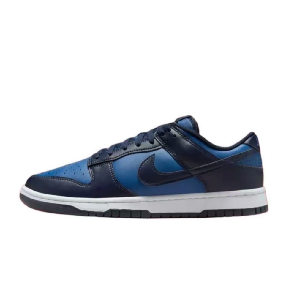 alt="Nike Dunk Low Retro Mystic Navy HF5441-402 темно-синие с белой подошвой вид сбоку на белом фоне"