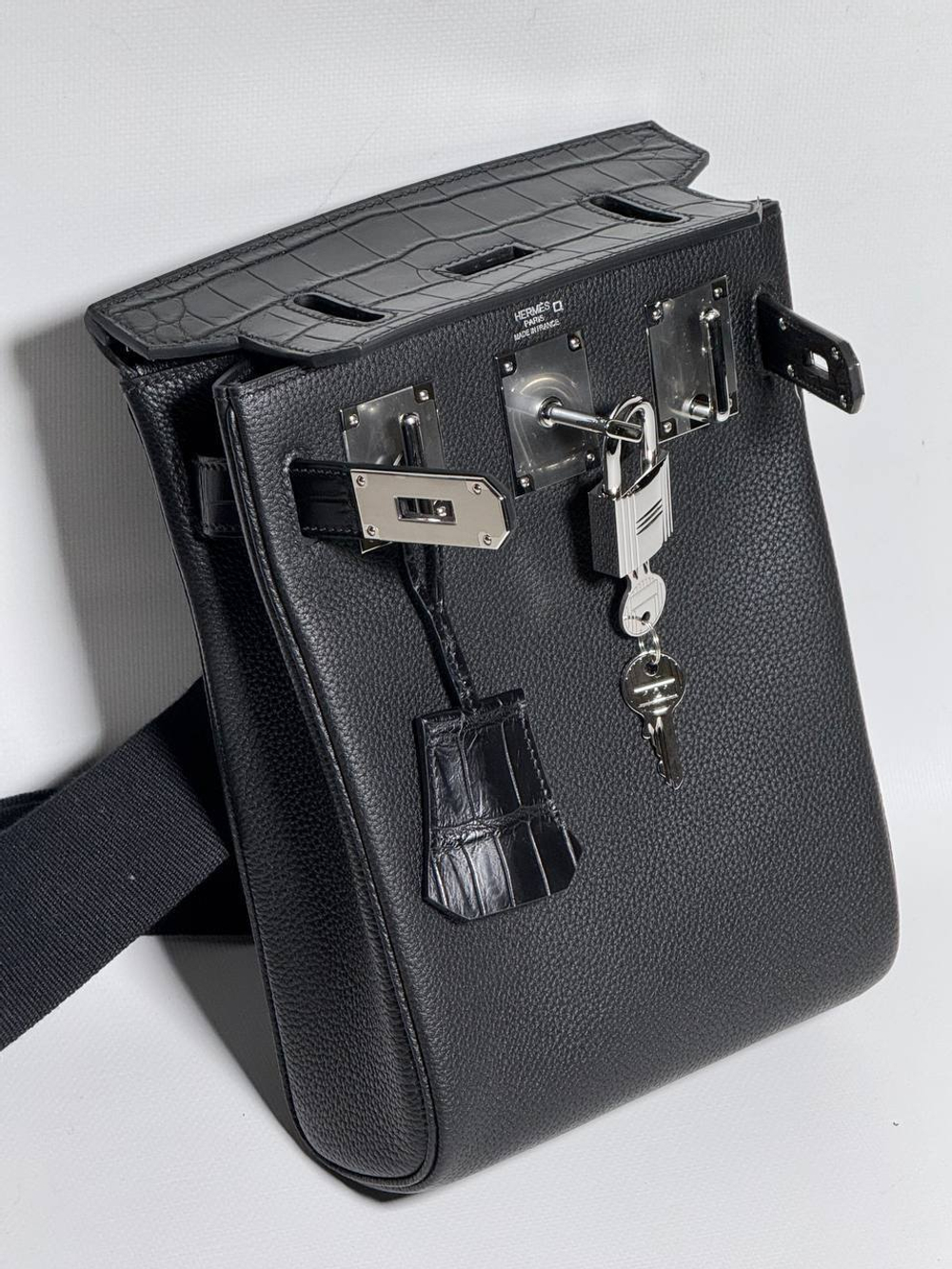 Сумка-мессенджер из кожи крокодила Hermes