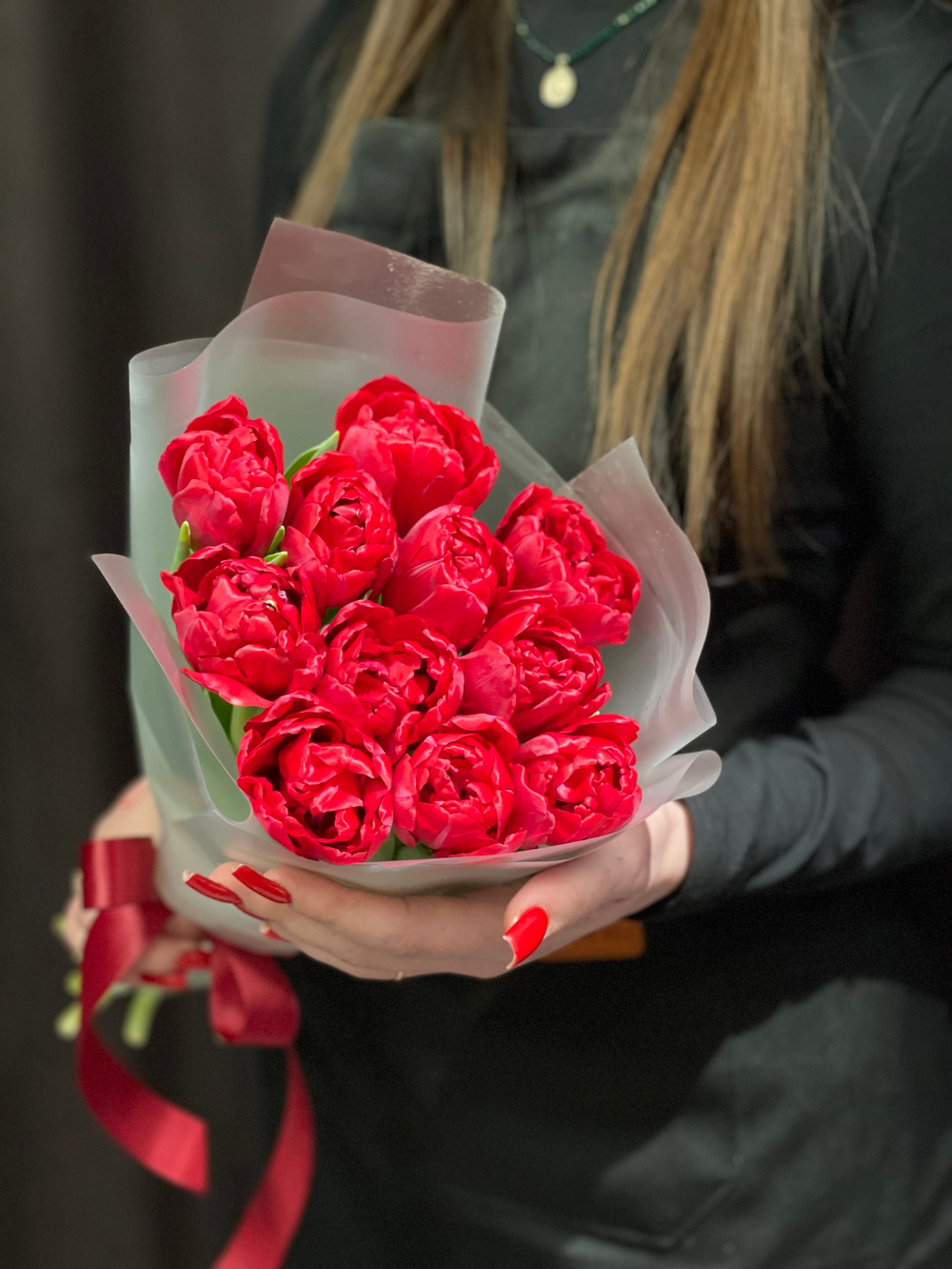 11 красных пионовидных тюльпанов