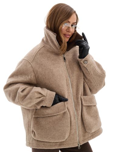 Бежевая куртка с накладными карманами