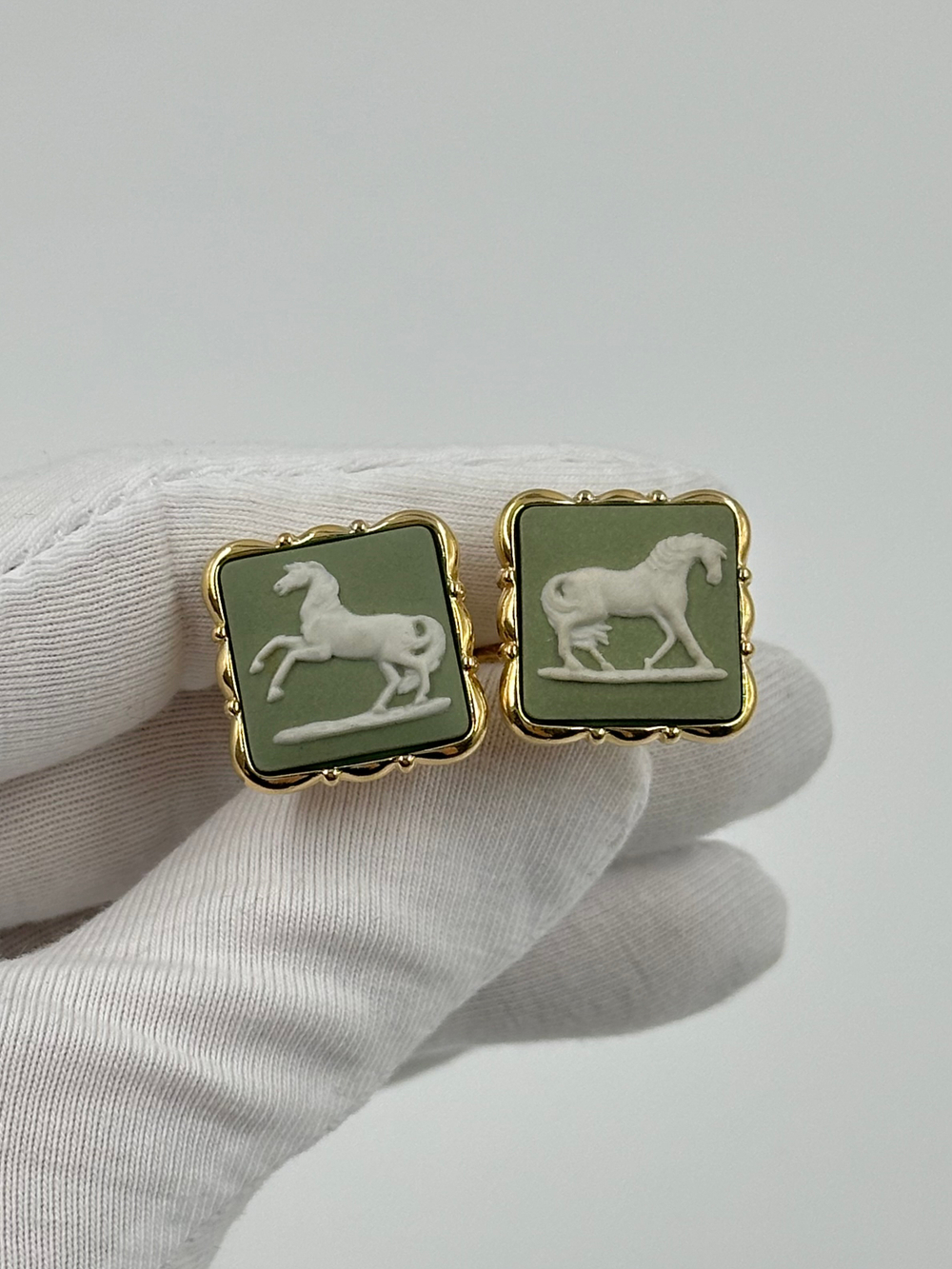 Запонки зелёные с лошадьми Wedgwood