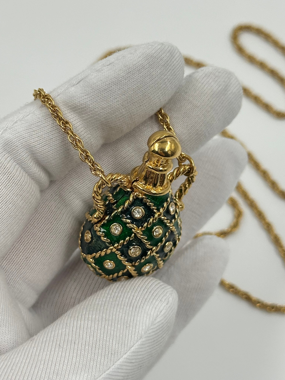 Кулон в виде амфоры с зелёной эмалью