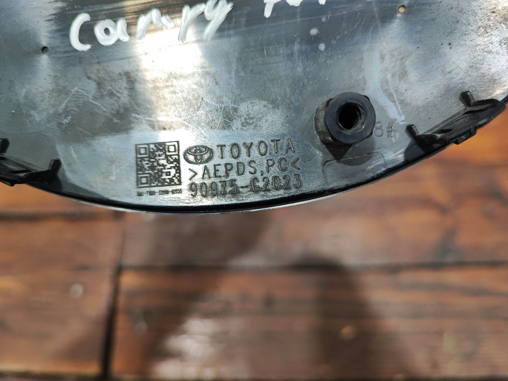Эмблема решетки радиатора Camry XV70, RAV4 XA50 БУ Оригинал 90975C2023
