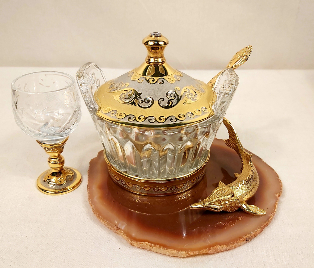 Икорница "Осетринка" с крышечкой на агате с рюмочкой