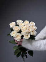 15 белых пионовидных роз