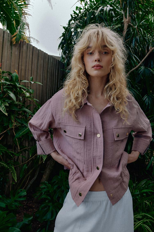 ZARA КОРОТКАЯ КУРТКА С ПОДВЕРНУТЫМИ РУКАВАМИ, ЦВЕТ МАЛЬВЫ