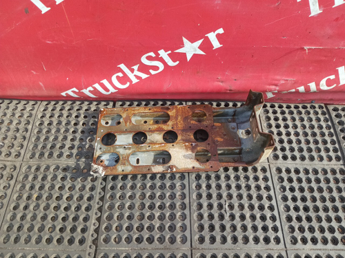 Кронштейн крыла переднего