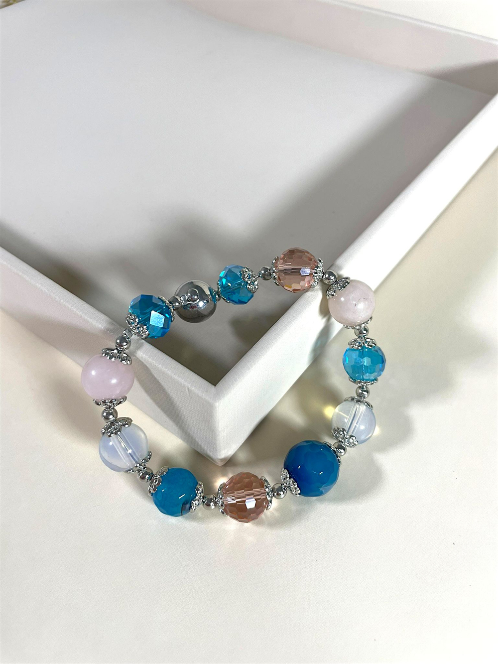 Браслет из бусин с магнитной застежкой