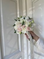 Свадебный букет из кустовых пионовидных роз, диантусов, лизиантуса и эвкалипта