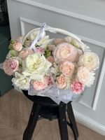Цветочная корзина в розово- белой гамме